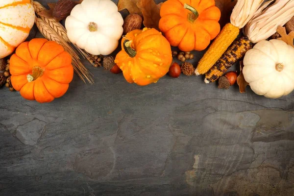 Raccolta autunnale bordo superiore su uno sfondo di ardesia — Foto Stock