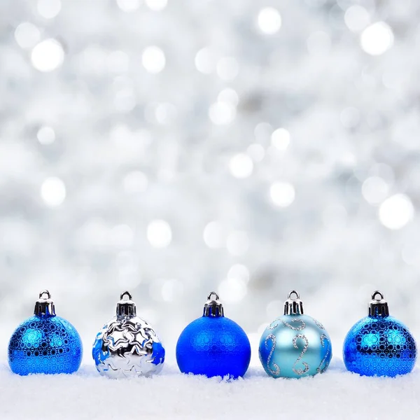 Ornamentos de Natal azul e prata com fundo cintilante — Fotografia de Stock