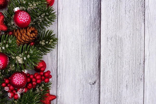 Röd Christmas Ornament och grenar sida gränsen på vitt trä — Stockfoto