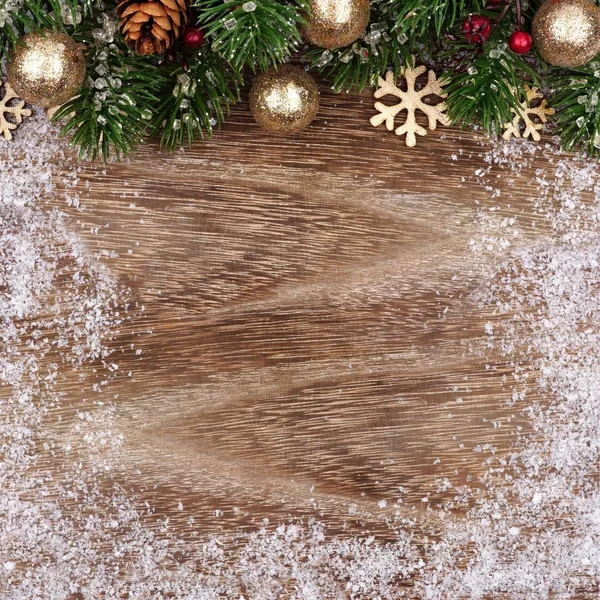 Borde superior de Navidad con adornos de oro, ramas en madera — Foto de Stock