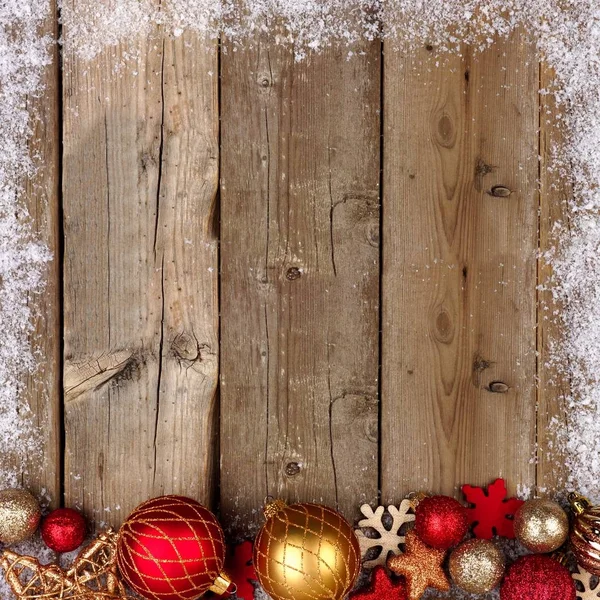 Rojo y oro adorno de Navidad borde inferior sobre madera — Foto de Stock