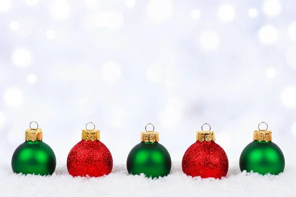 红色和绿色圣诞饰品与闪烁背景 — 图库照片
