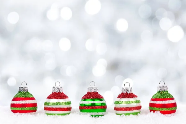 红色，绿色和白色圣诞饰品与闪烁背景 — 图库照片