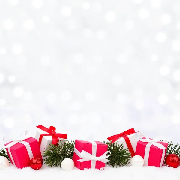 Vánoční dárky s pozadí třpytící stříbrné — Stock fotografie