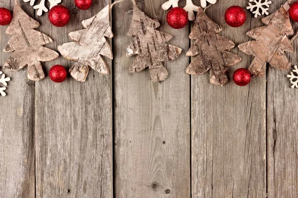 Rustika Jul Överkant Med Trä Ornament Och Röda Grannlåt Äldre — Stockfoto