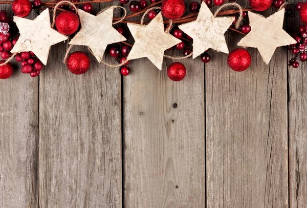 质朴的圣诞顶部边框与木星装饰品和小球在一个老木头背景 — 图库照片