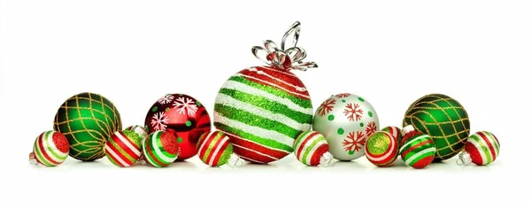 Χριστουγεννιάτικο περίγραμμα από τα κόκκινα, πράσινα και λευκά στολίδια που απομονώνονται σε λευκό — Φωτογραφία Αρχείου