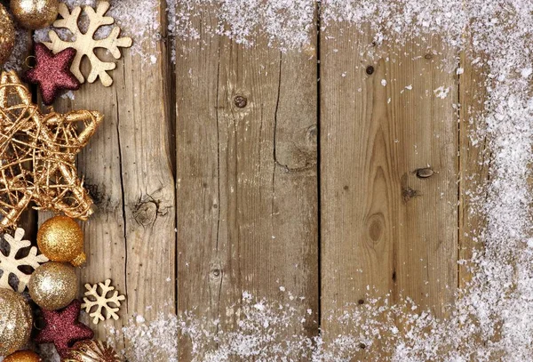 Ornamento de Navidad de oro borde lateral en madera rústica —  Fotos de Stock