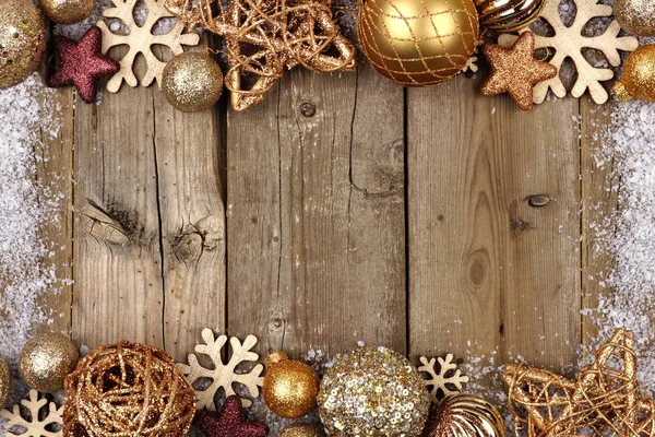 Adorno de Navidad de oro doble borde en madera rústica —  Fotos de Stock