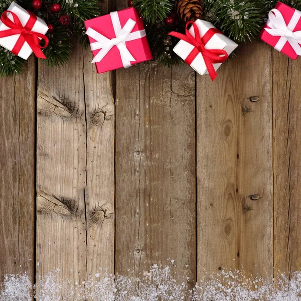Borde superior de regalo de Navidad rojo y blanco en madera —  Fotos de Stock