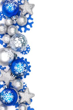 Mavi ve gümüş Noel süs kenarlığında beyaz