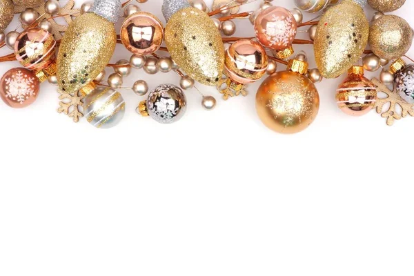 Bordo superiore di Natale di ornamenti d'oro isolati su bianco — Foto Stock