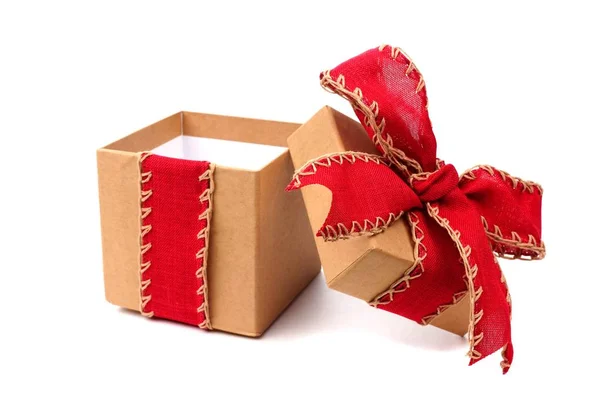 Boîte cadeau ouverte marron avec noeud rouge et ruban isolé sur blanc — Photo