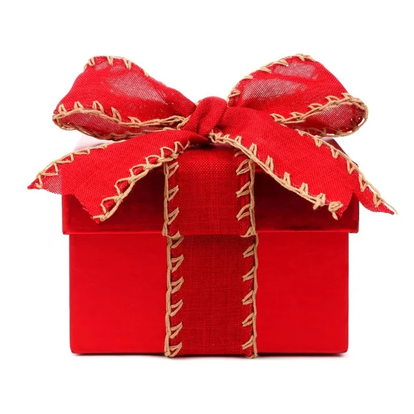Boîte cadeau de Noël rouge avec arc rouge et ruban sur blanc — Photo