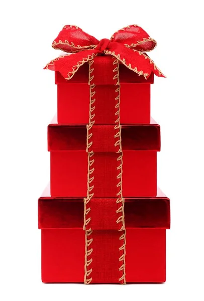 Boîtes cadeaux de Noël empilées rouges avec arc rouge et ruban sur blanc — Photo