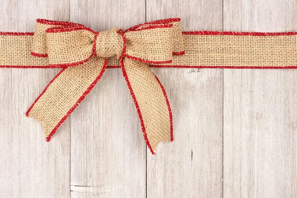 Burlap arco de Natal e borda superior da fita na madeira branca velha — Fotografia de Stock