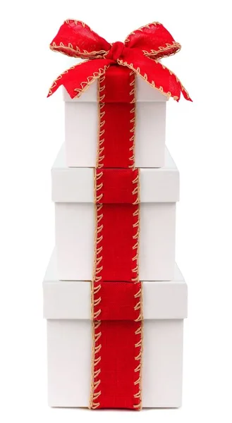 堆叠式白色圣诞礼品盒用红色弓和孤立的丝带 — 图库照片