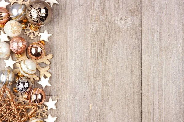 Biało -złote Christmas ornament stronie granicy na drewno — Zdjęcie stockowe