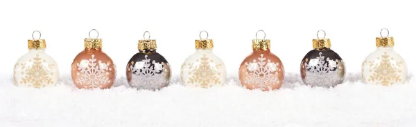 Borde de adorno de Navidad de oro y blanco en nieve sobre blanco — Foto de Stock