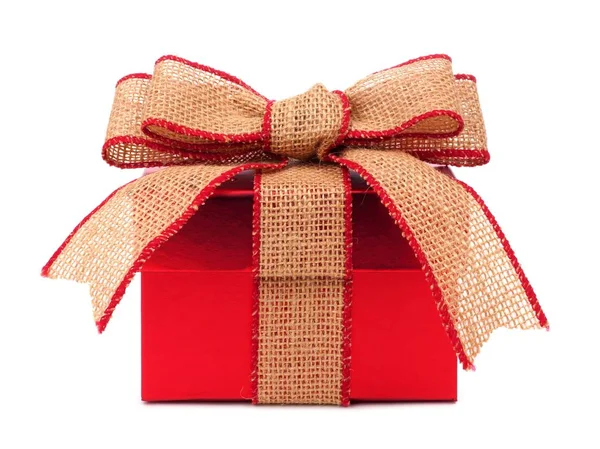 用质朴粗麻布弓和丝带红色礼品盒 — 图库照片