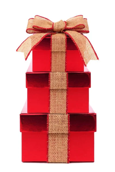 Ułożone czerwone pudełka z rustykalnym płótnie łuk i wstążki — Zdjęcie stockowe