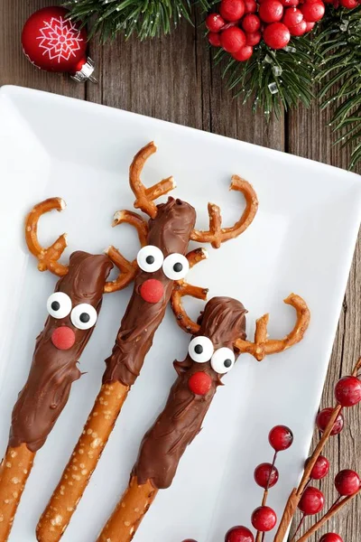 Baguettes de bretzel de renne de Noël ci-dessus sur assiette de service — Photo