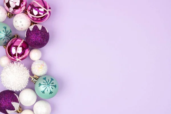 Pastellfarbene Christbaumkugel Seitenrand über lila — Stockfoto