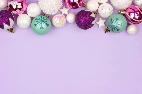 Pastel kerst bauble bovenrand over paars — Stockfoto