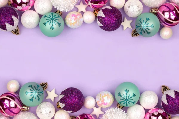 Pastel Navidad bauble doble borde sobre púrpura — Foto de Stock