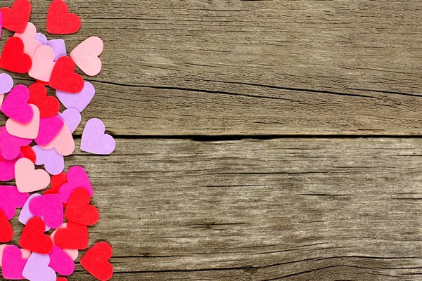Kolorowy Papier Walentynki Serca Tworząc Boczne Obramowanie Rustykalnego Drewna — Zdjęcie stockowe