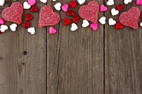 Valentines Day Hart Gevormde Snoep Bovenrand Een Rustieke Houten Achtergrond — Stockfoto