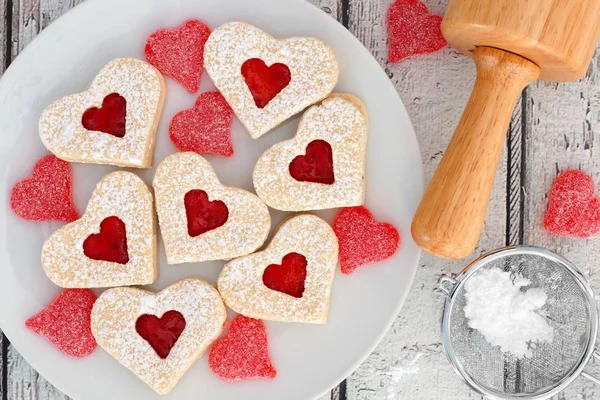 ハート型バレンタインの日クッキー ジャムとお菓子 白い木のオーバーヘッドのシーンと — ストック写真