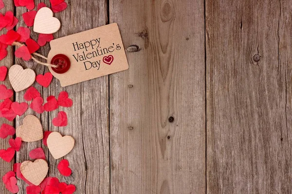 Feliz Día San Valentín Etiqueta Regalo Con Corazones Madera Dispersos — Foto de Stock