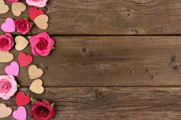 Walentynki Stronie Granicy Drewniane Serca Róże Papier Tle Rustykalnym Drewna — Zdjęcie stockowe