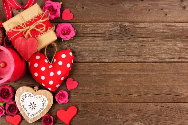 Valentijnsdag Zijrand Van Harten Cadeaus Bloemen Decor Tegen Een Rustieke — Stockfoto