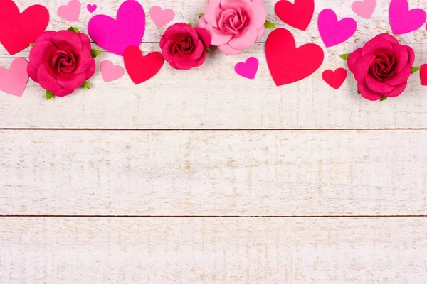 Valentijnsdag Bovenrand Van Rood Roze Papier Hartjes Rozen Tegen Een — Stockfoto