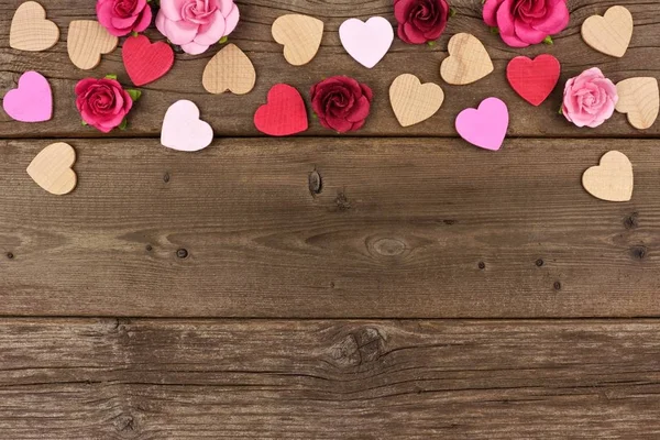 Día San Valentín Borde Superior Corazones Madera Rosas Papel Sobre — Foto de Stock