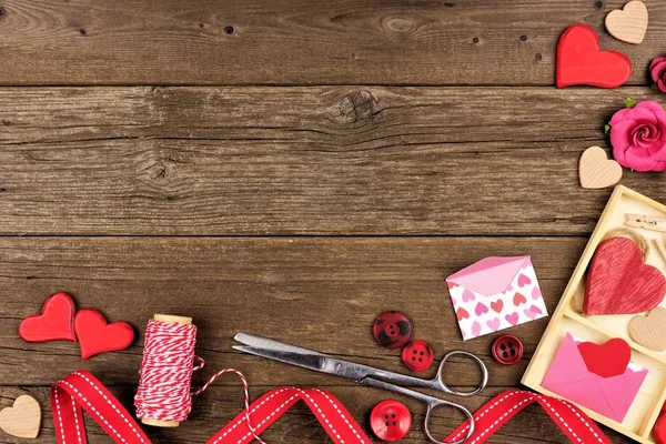 Valentijnsdag Ambachtelijke Concept Hoekrand Tegen Een Rustieke Houten Achtergrond Met — Stockfoto