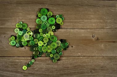 St Patricks Günü shamrock eski ahşap karşı düğmeleri 