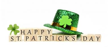 Şapka ve yonca ile mutlu St Patricks Günü ahşap bloklar 