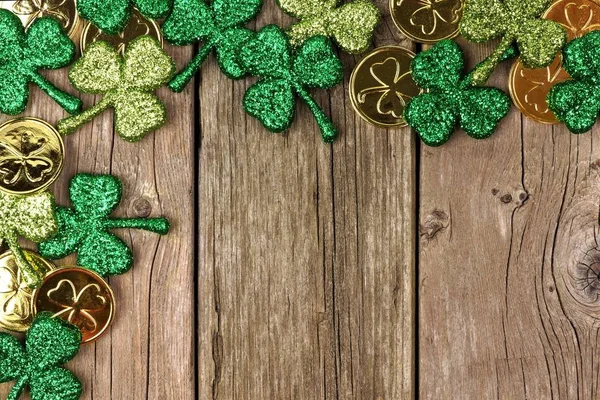 Patricks Day Hoekrand Van Shamrocks Gouden Munten Een Rustieke Houten — Stockfoto