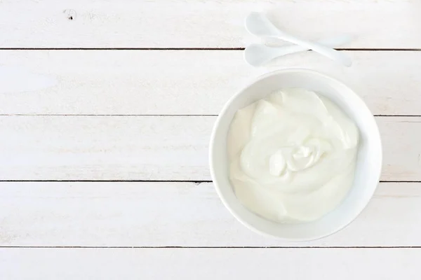 Jogurt Grecki Misce Biały Nad Białym Tle Drewna — Zdjęcie stockowe