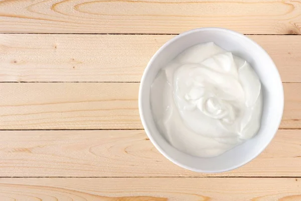 Jogurt Grecki Misce Biały Powyżej Widoku Naturalne Podłoże Drewniane — Zdjęcie stockowe