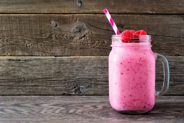 Frambozen Smoothie Een Mason Jar Mok Een Rustieke Houten Achtergrond — Stockfoto