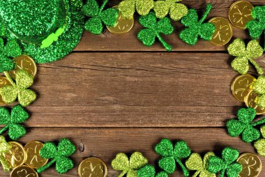 St Patricks Günü çerçevesinde shamrocks, altın ve cin şapka rustik ahşap üzerinde
