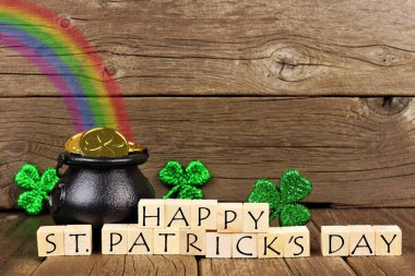 Altın Pot, gökkuşağı ve rustik ahşap karşı yoncaları mutlu St Patricks Günü ahşap bloklar