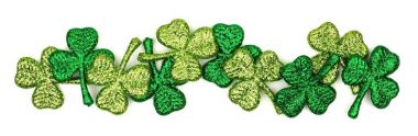 Beyaz bir arka plan üzerinde sınır St Patricks Günü parlak yoncaları