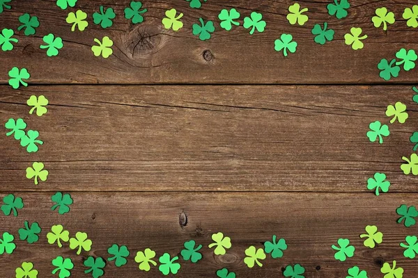 Patricks Day Frame Paper Shamrocks Über Einem Alten Rustikalen Holzhintergrund — Stockfoto