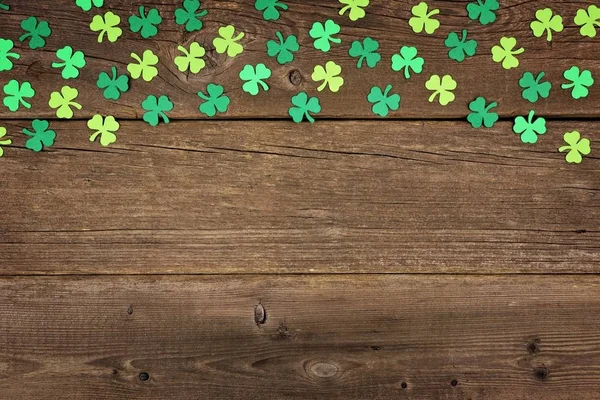 Día San Patricio Borde Superior Tréboles Papel Sobre Viejo Fondo — Foto de Stock