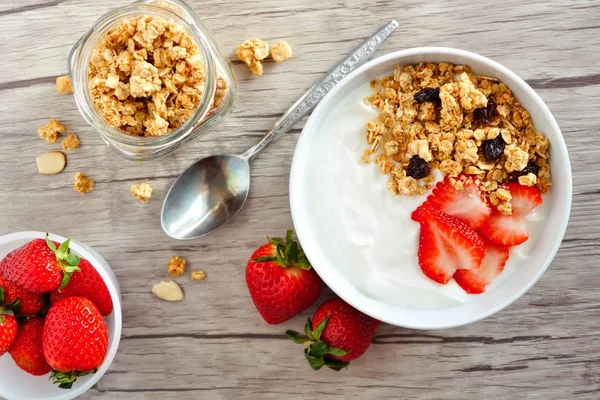 Joghurt Granola Szamóca Táblázat Jelenet Mint Egy Háttér — Stock Fotó